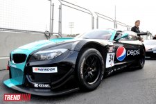 В Баку стартовал парад гоночных машин, участвующих в City Challenge (Фото)